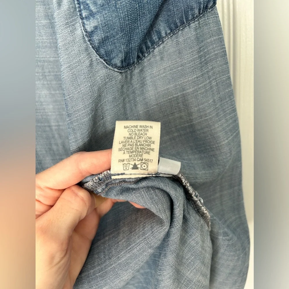 Cloth and Stone collared button up lightweight denim colored shirt size small - Picture 7 of 8